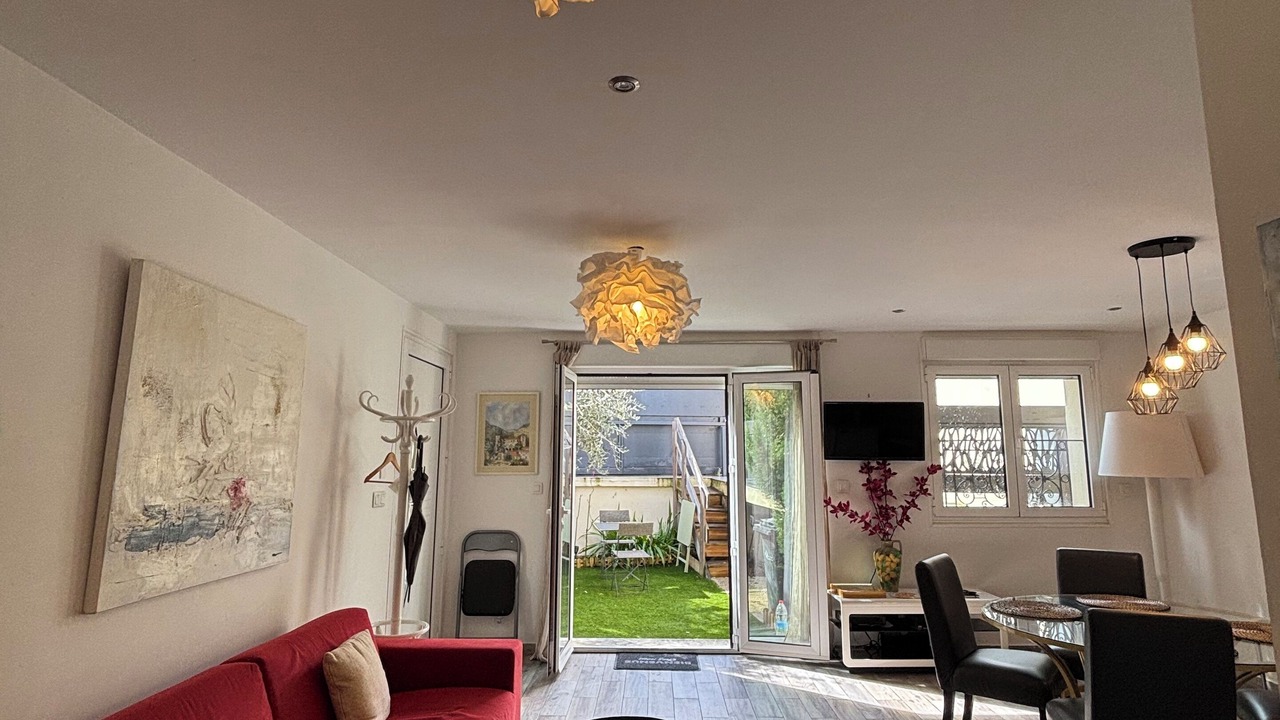 Photo of Livingroom in Plateau - Mont-Valerien