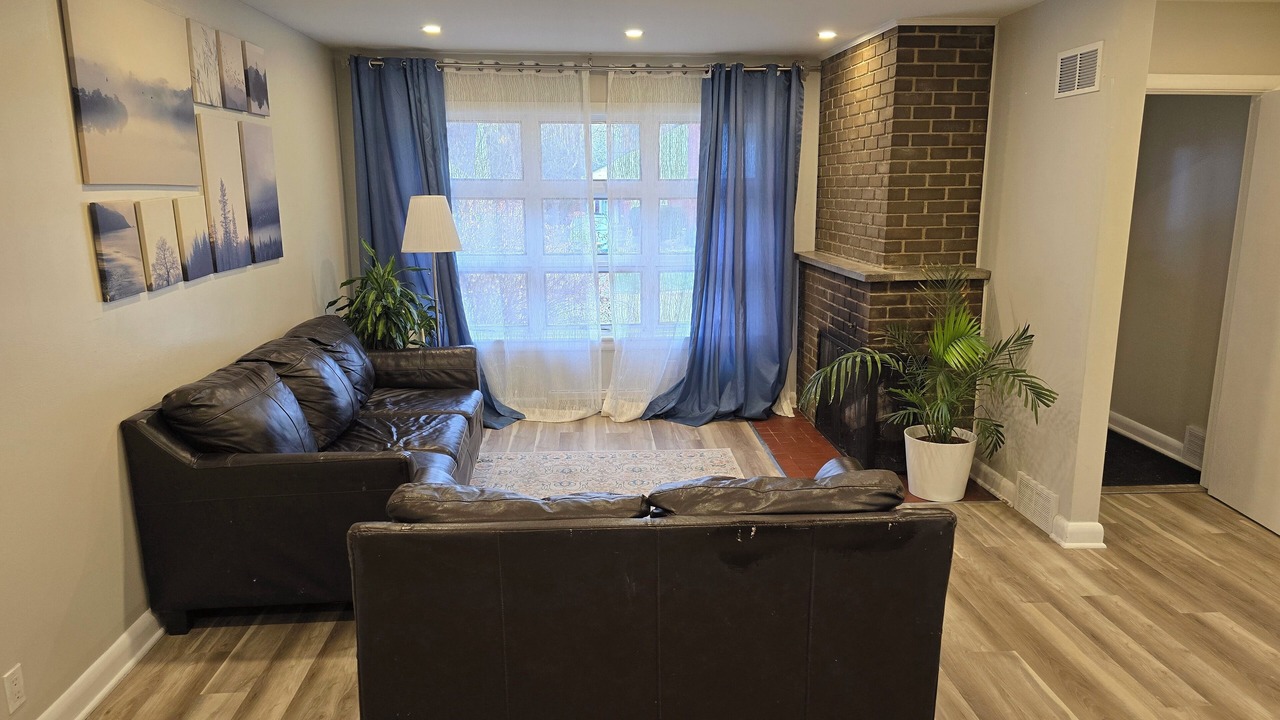 Photo of Livingroom in Carlingwood - McKellar Park - Laurentien View