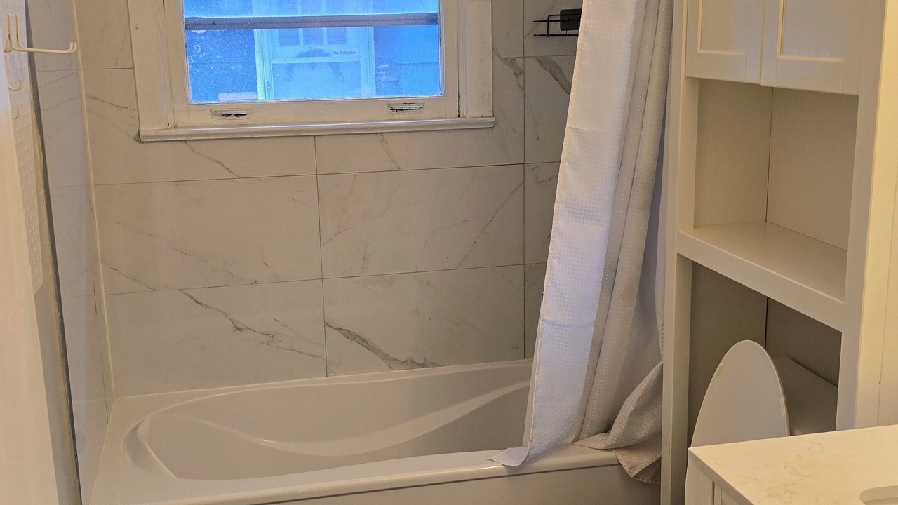 Photo of Bathroom in Carlingwood - McKellar Park - Laurentien View