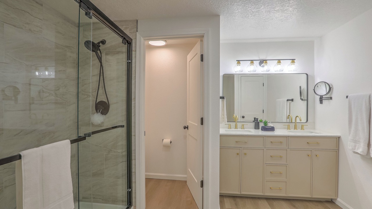 Photo of Bathroom in Near North Valley