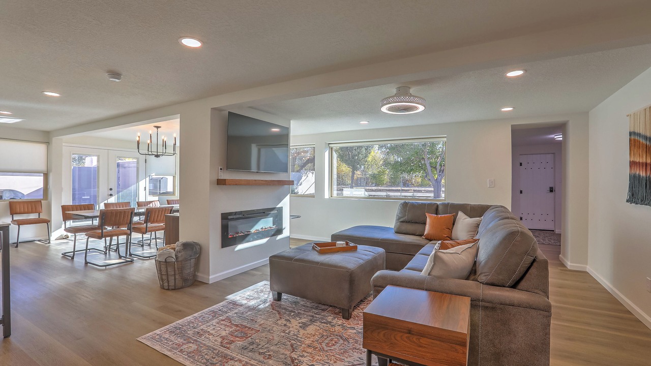 Photo of Livingroom in Near North Valley