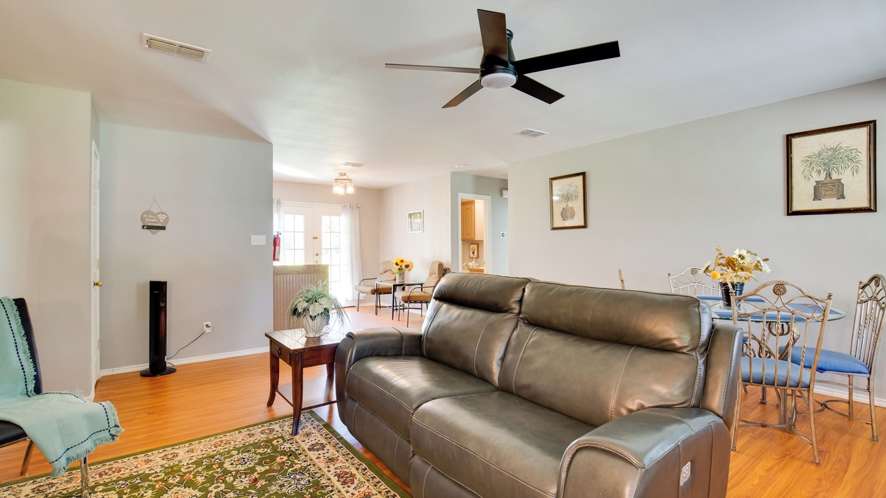 Photo of Livingroom in Emory