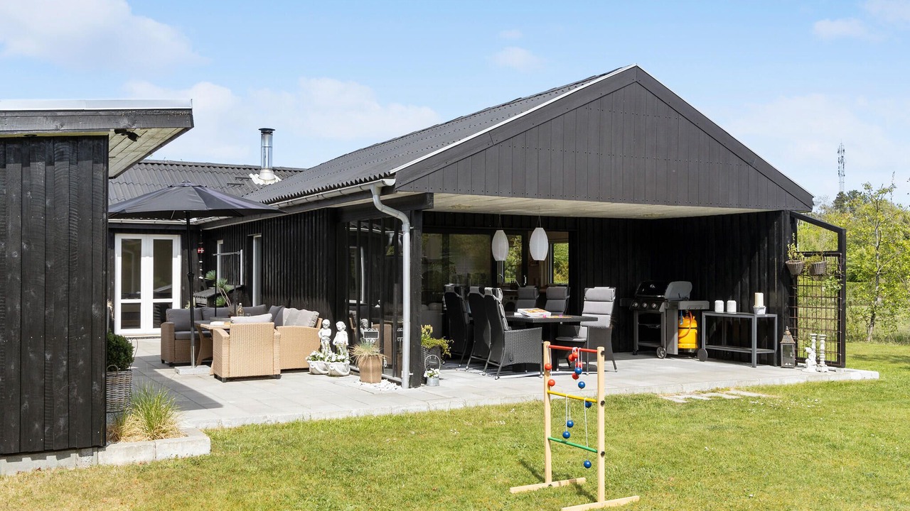 Photo of Others in Hou