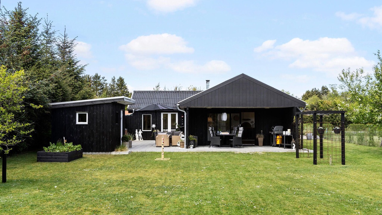 Photo of Others in Hou