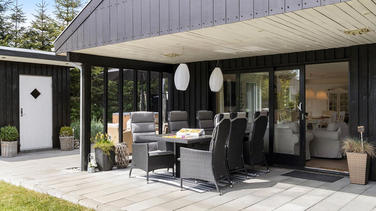 Photo of Others in Hou