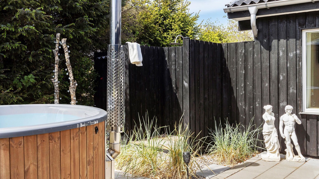 Photo of Others in Hou