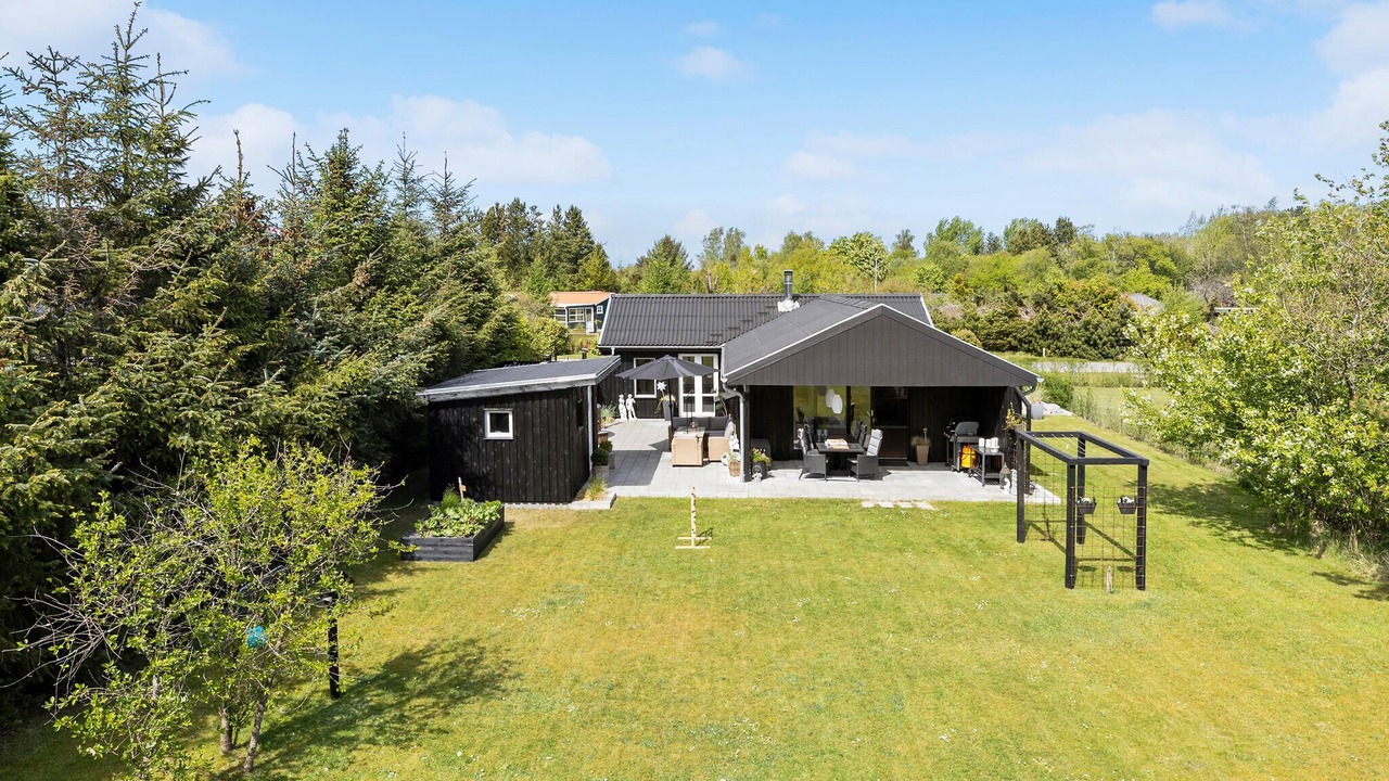 Photo of Others in Hou