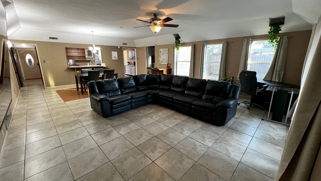 Photo of Livingroom in River Oaks