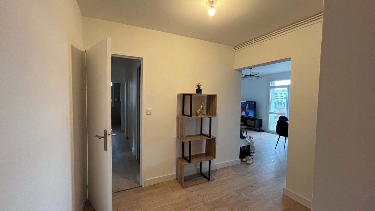 Photo of Others in Valence