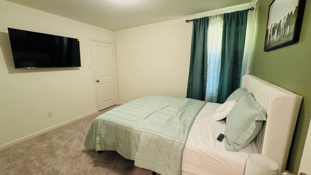 Photo of Bedroom in Crowley