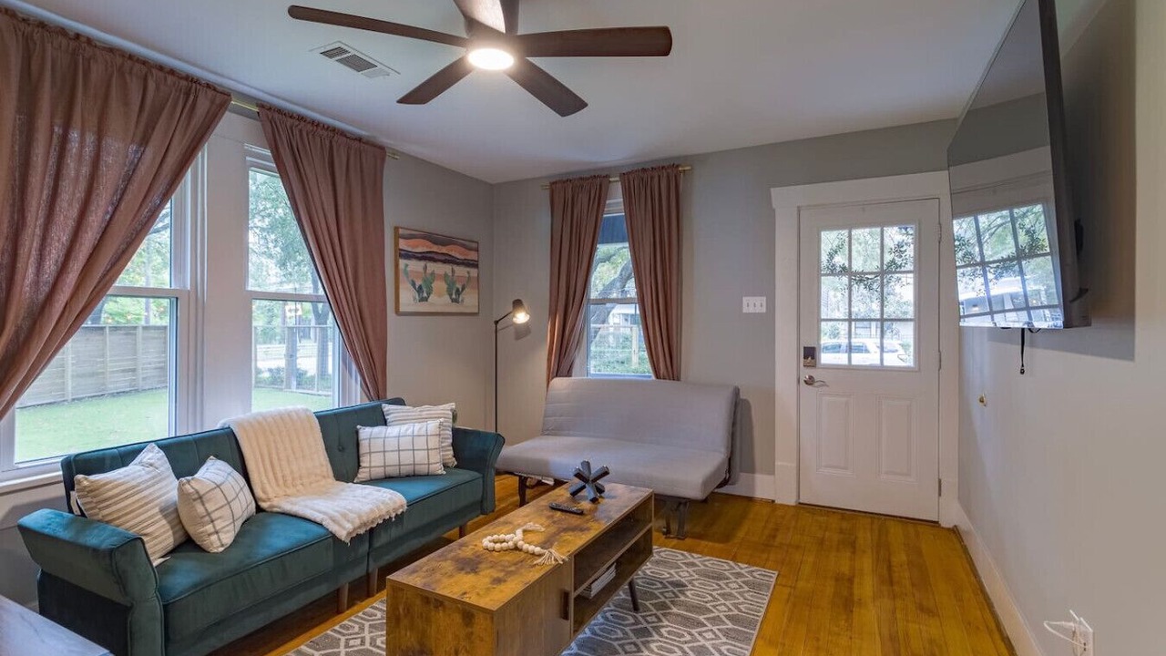 Photo of Livingroom in Woodland Heights
