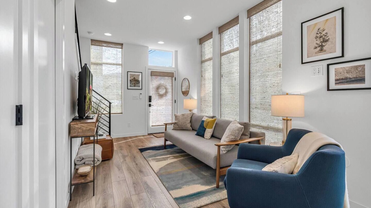 Photo of Livingroom in East Queen Anne