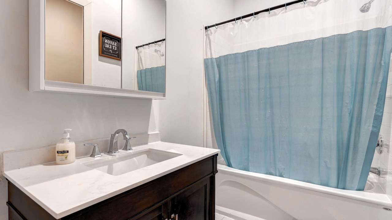 Photo of Bathroom in La Petite-Patrie