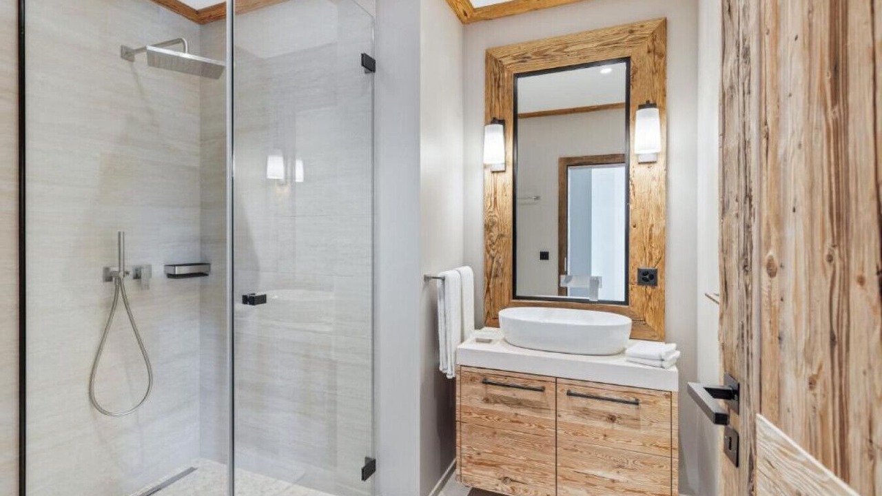 Photo of Bathroom in Lens