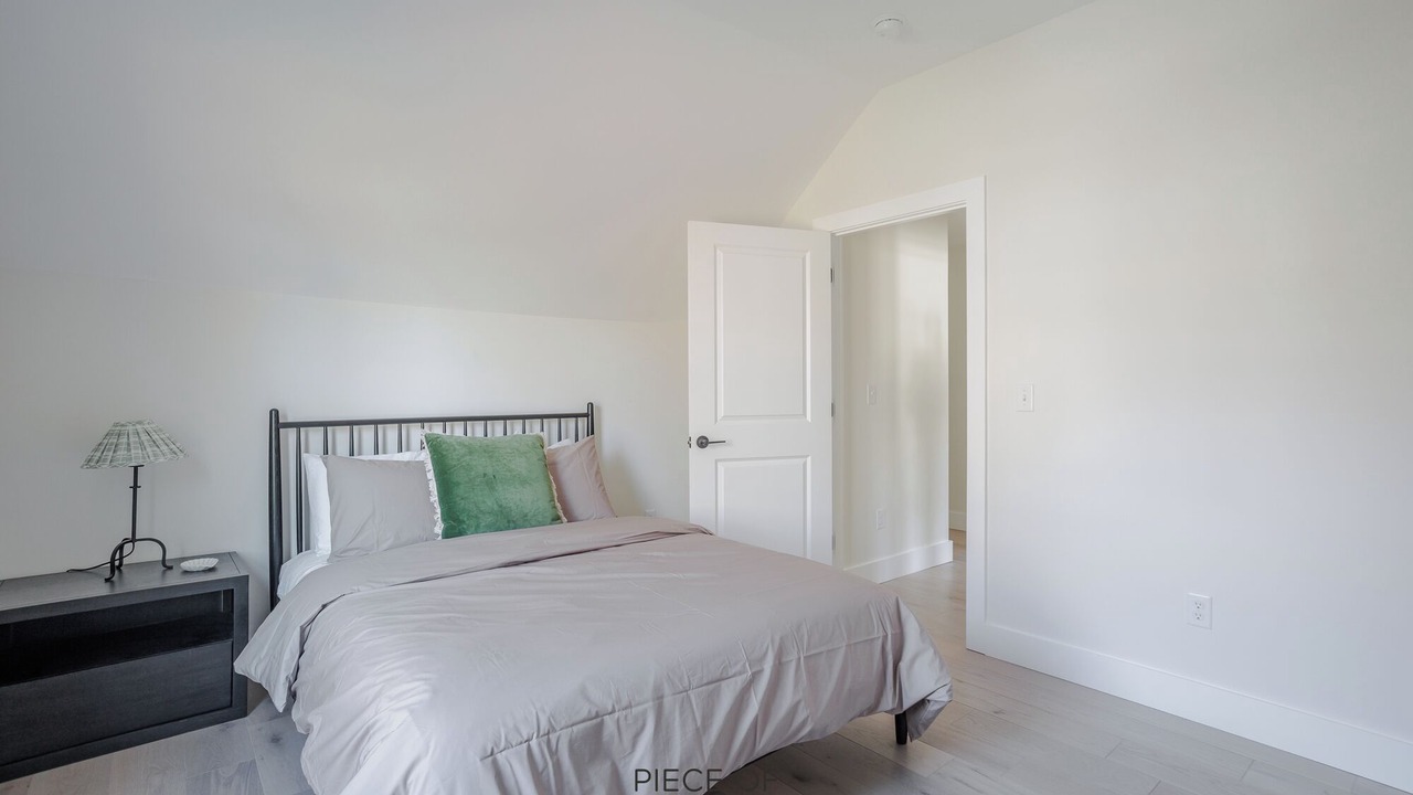 Photo of Bedroom in Roselawn Finance