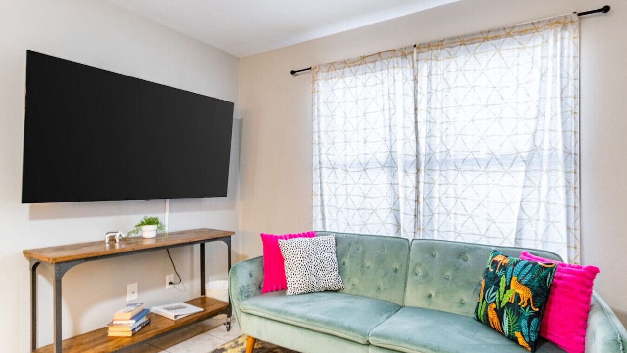 Photo of Livingroom in East Cesar Chavez