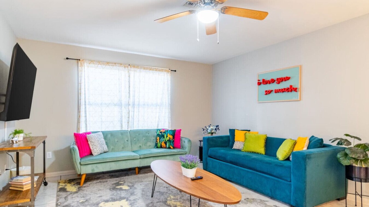 Photo of Livingroom in East Cesar Chavez