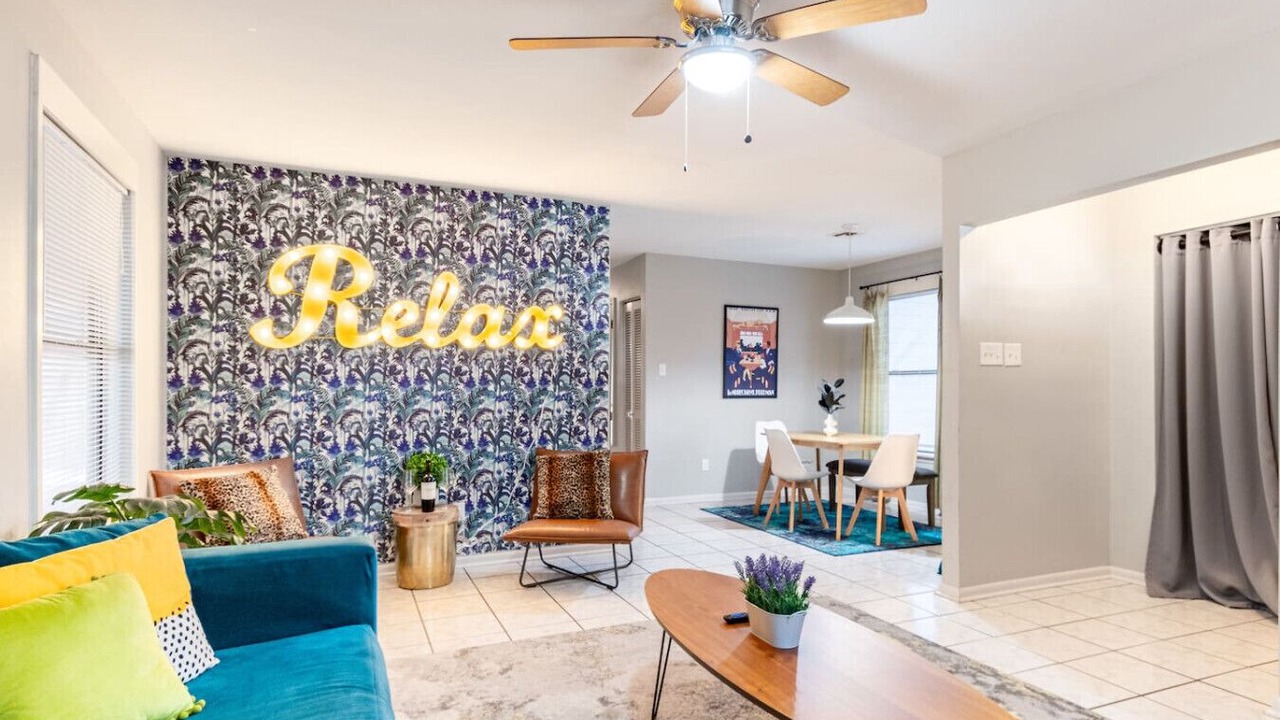 Photo of Livingroom in East Cesar Chavez