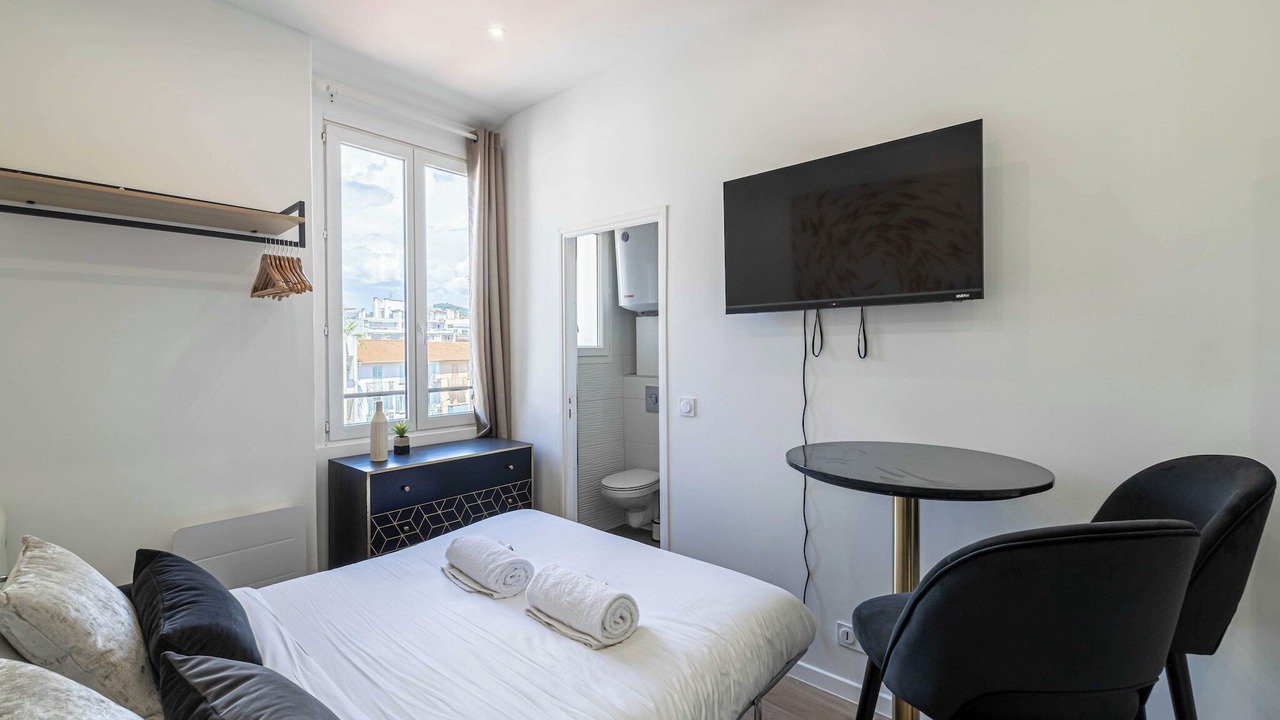 Photo of Bedroom in Prado - Republique