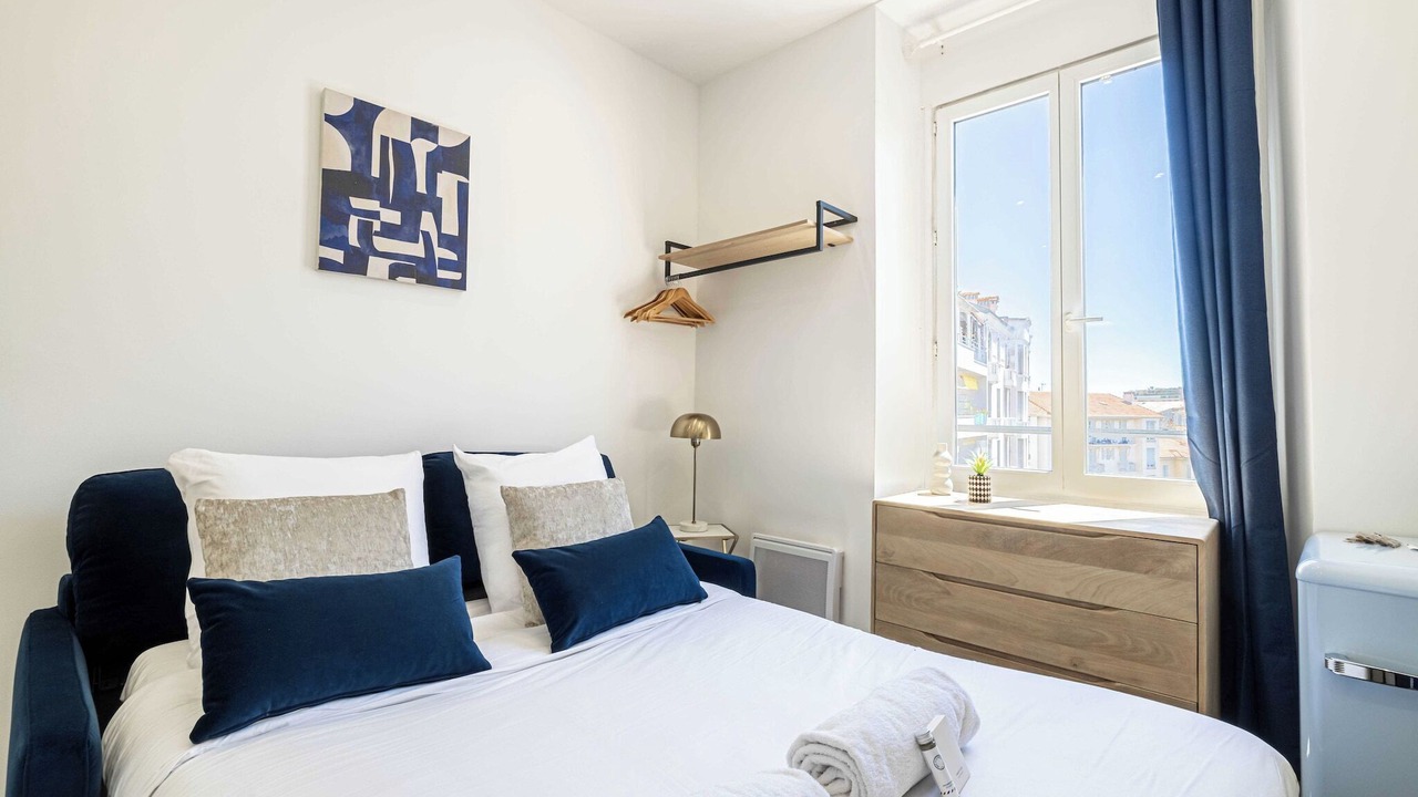 Photo of Bedroom in Prado - Republique