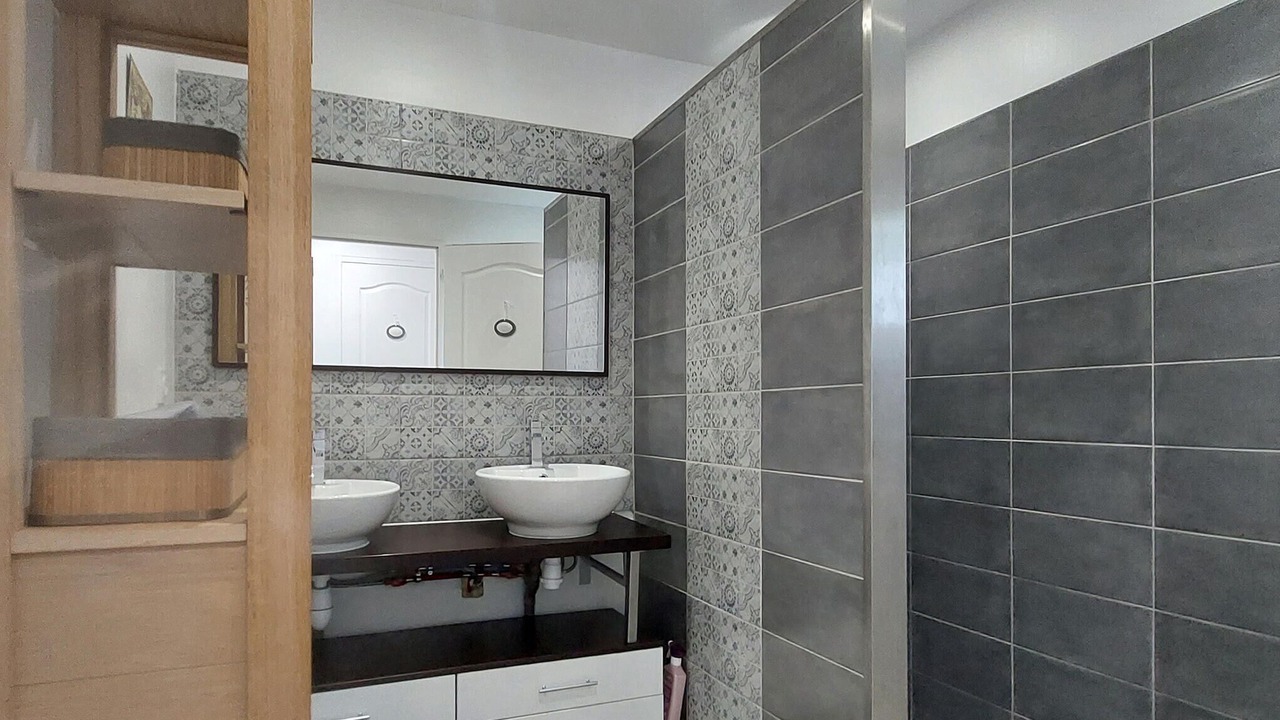 Photo of Bathroom in Reuville