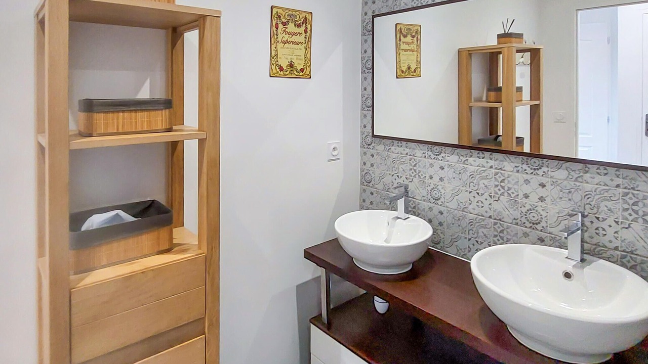Photo of Bathroom in Reuville
