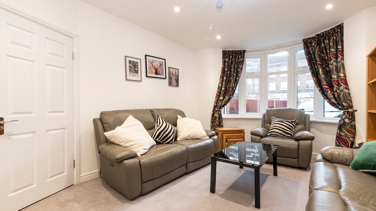 Photo of Livingroom in Tolworth