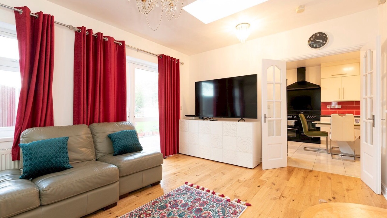 Photo of Livingroom in Tolworth