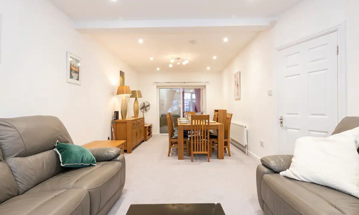 Photo of Livingroom in Tolworth