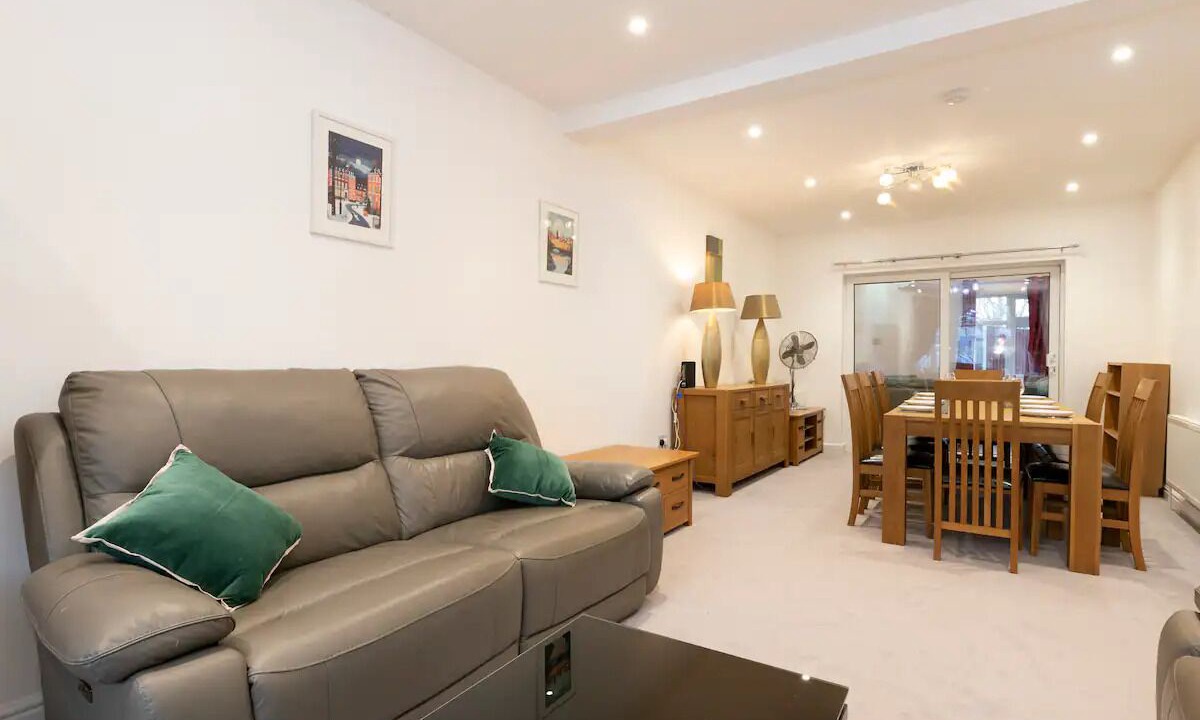 Photo of Livingroom in Tolworth