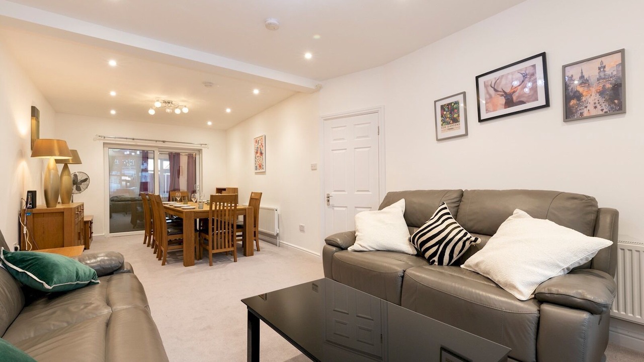 Photo of Livingroom in Tolworth