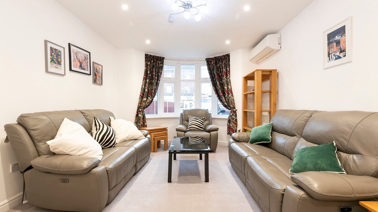 Photo of Livingroom in Tolworth