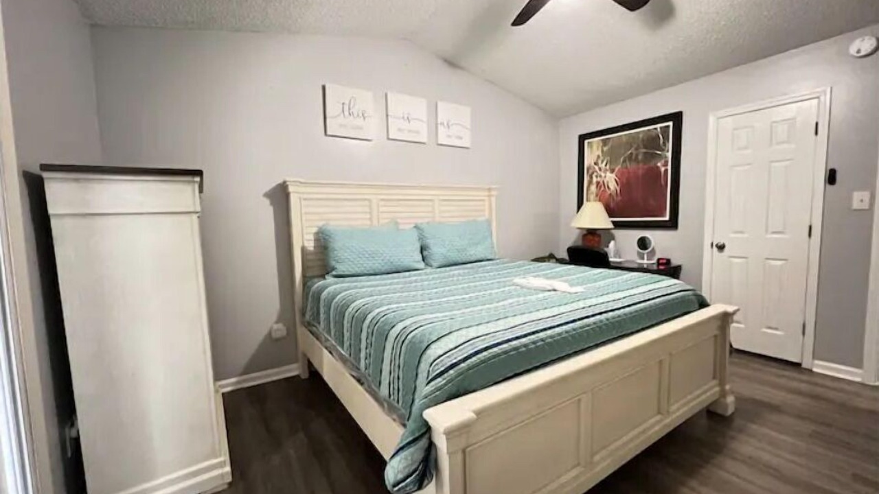 Photo of Bedroom in McCutcheon Field
