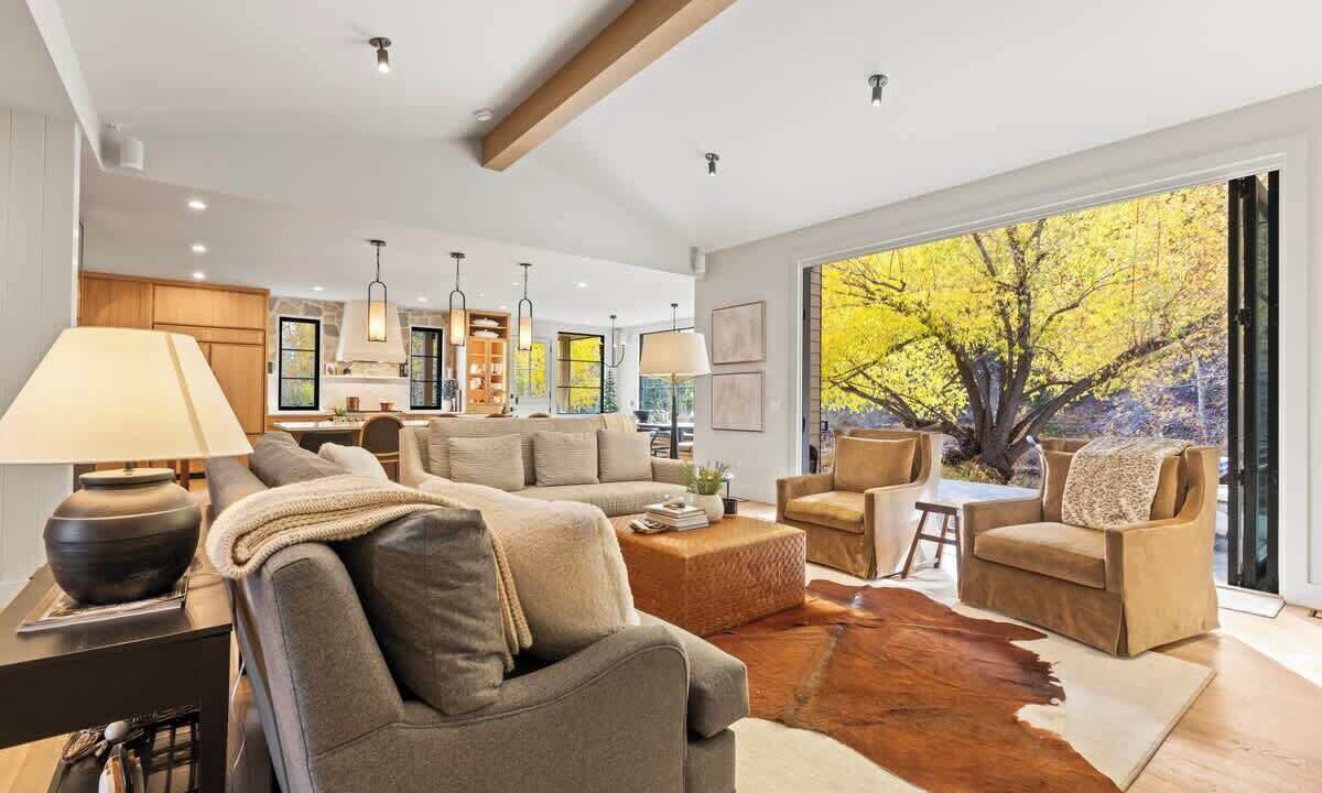 Photo of Livingroom in Warm Springs