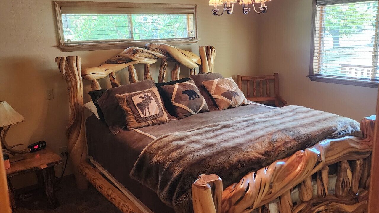 Photo of Bedroom in Cave Junction