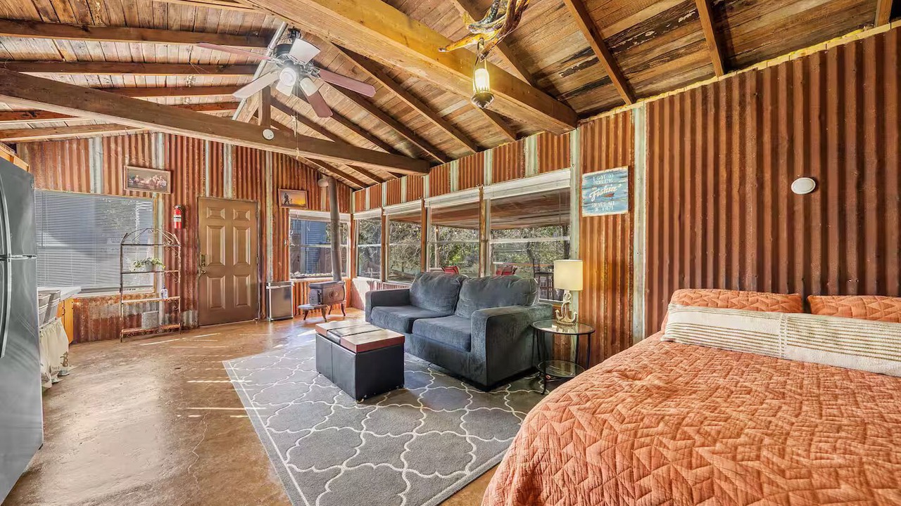 Photo of Livingroom in Gholson