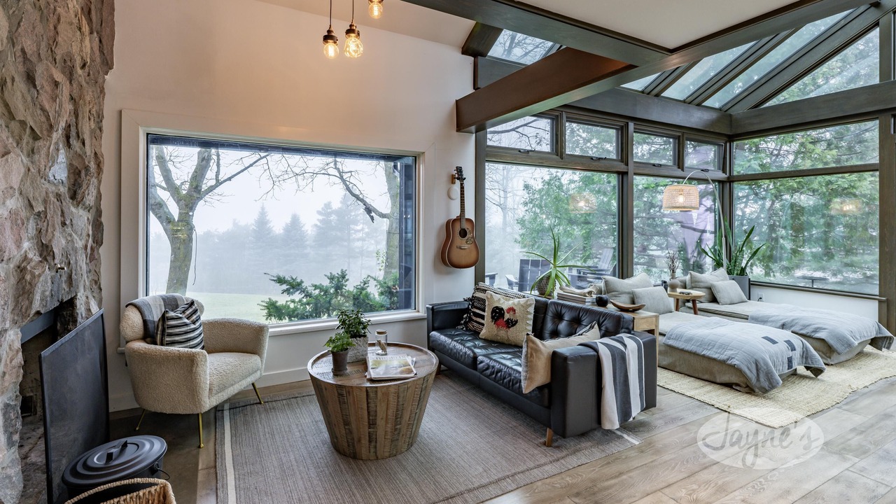 Photo of Livingroom in Mono