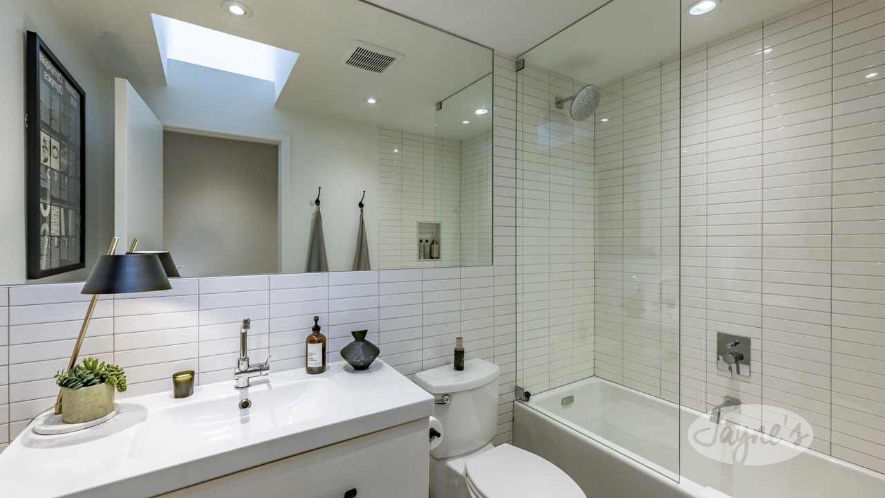 Photo of Bathroom in Mono