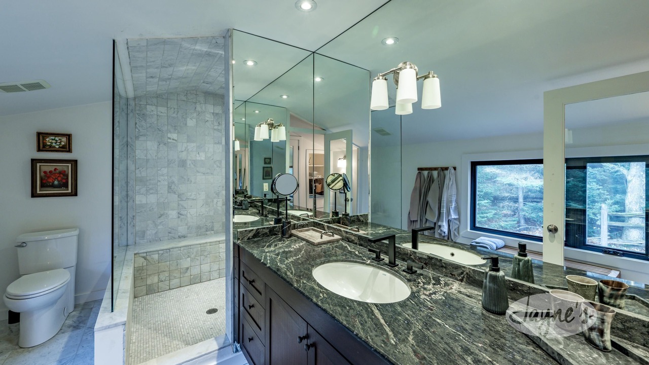 Photo of Bathroom in Mono