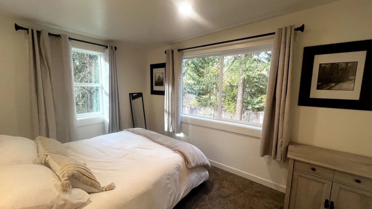 Photo of Bedroom in Redwood