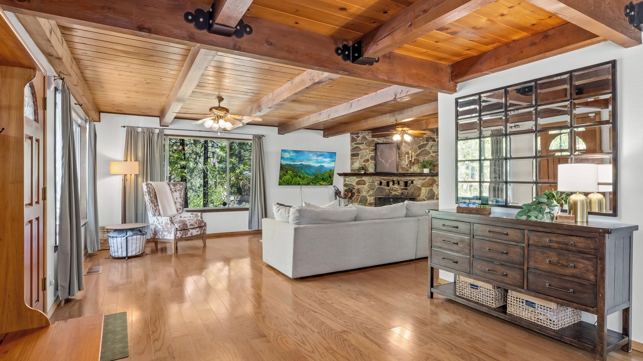 Photo of Livingroom in Oakhurst
