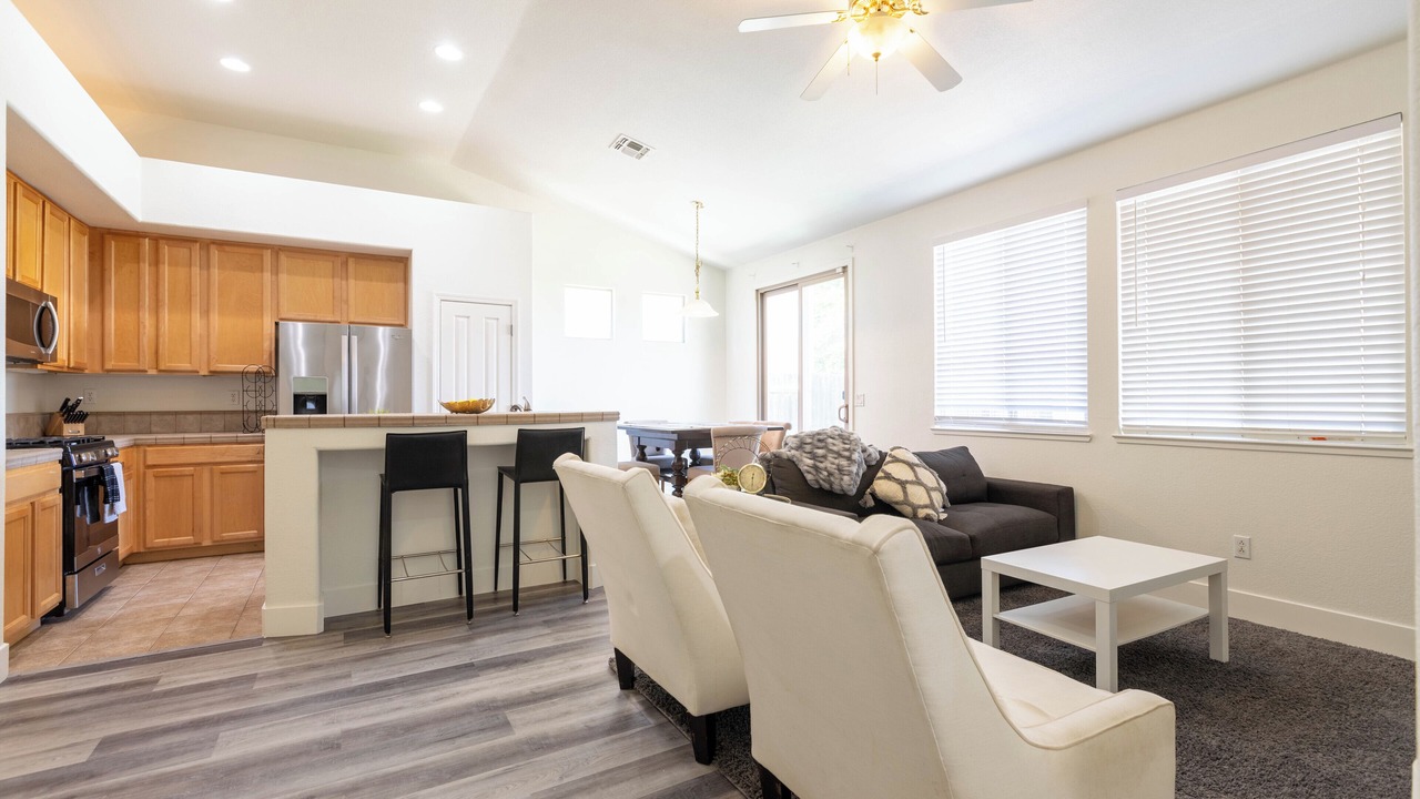 Photo of Livingroom in Southwestern Sacramento