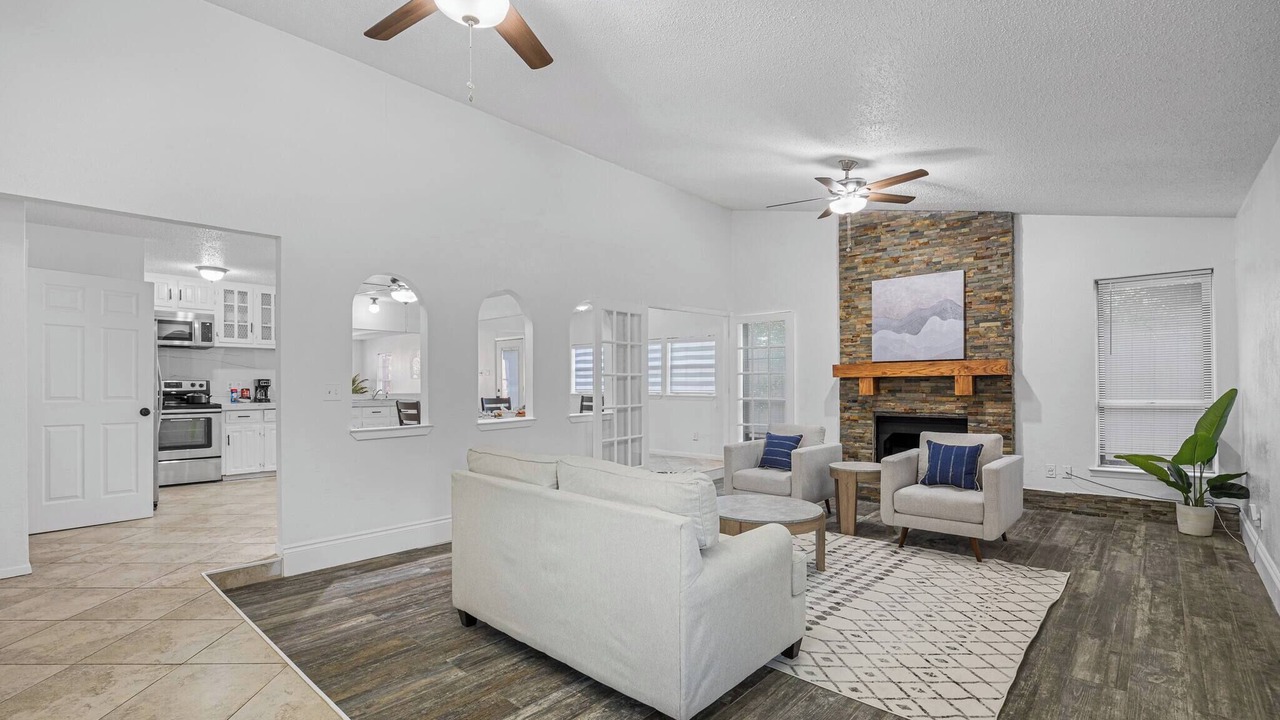 Photo of Livingroom in Northeast Carrollton