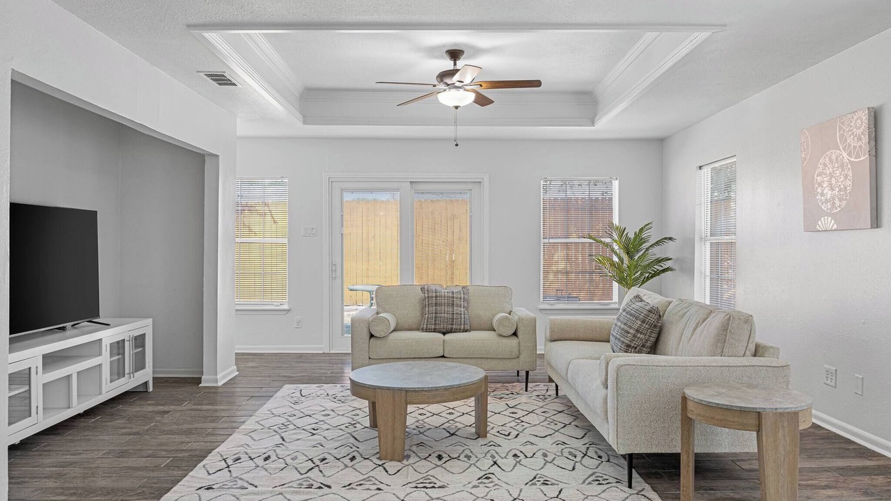 Photo of Livingroom in Northeast Carrollton