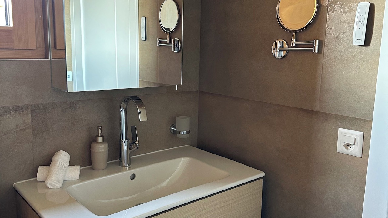 Photo of Bathroom in Lens