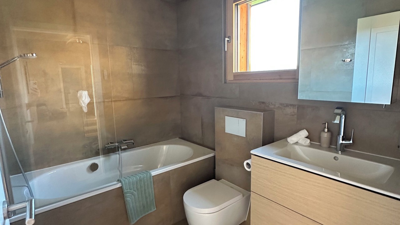 Photo of Bathroom in Lens