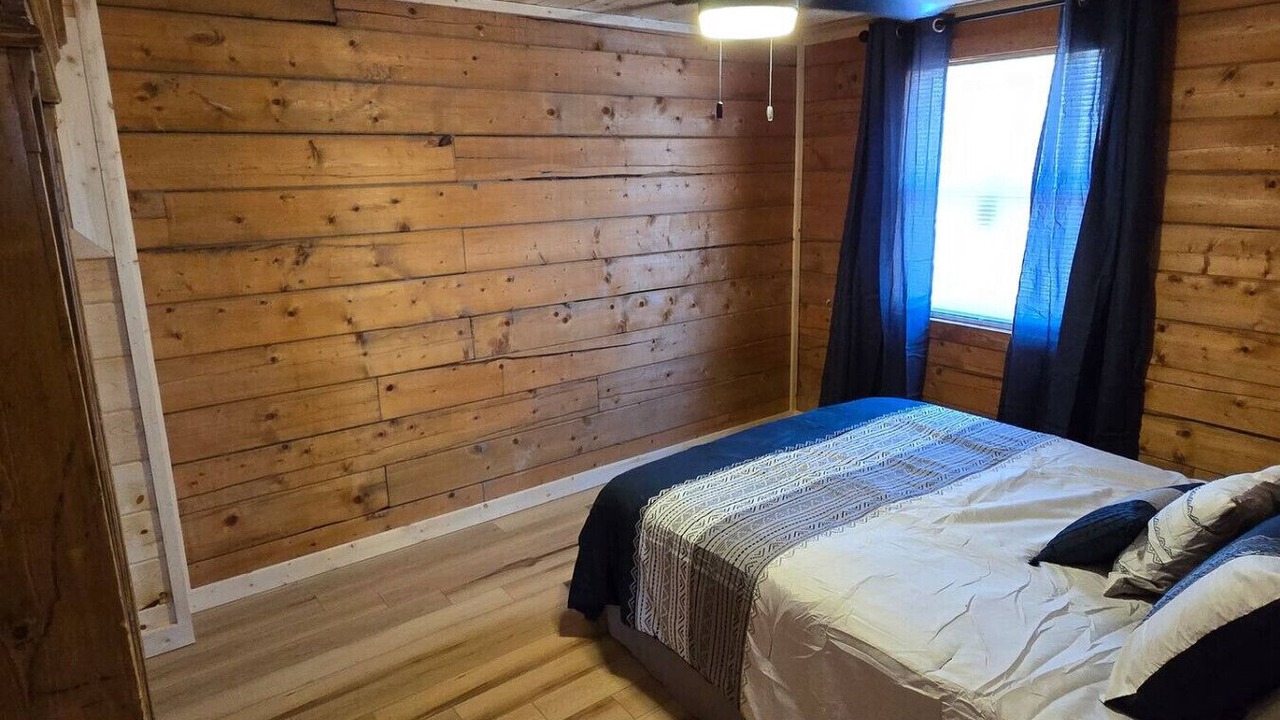 Photo of Bedroom in Sulphur