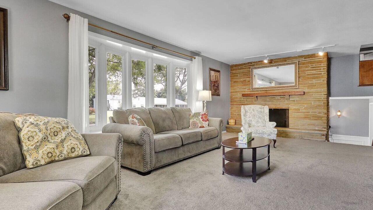 Photo of Livingroom in Lansing