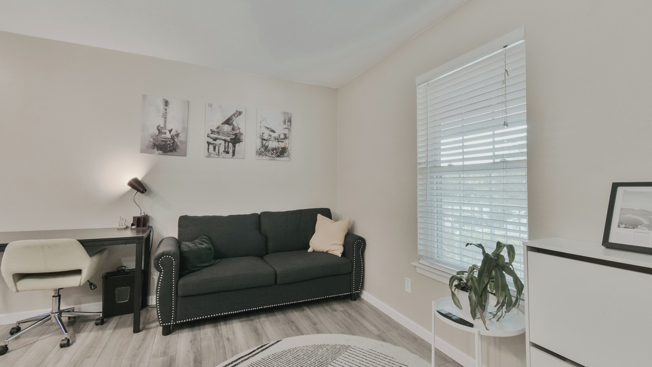 Photo of Livingroom in Greater South River City