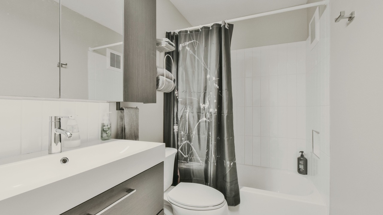 Photo of Bathroom in Greater South River City